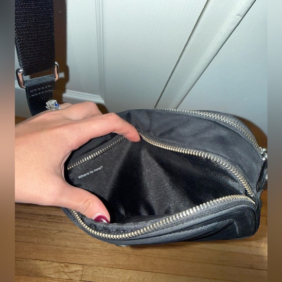Lululemon Black Crossbody Camera Bag 2L - Picture 4 of 10